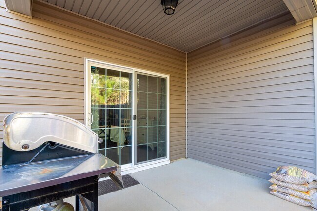 Building Photo - 704 Red Cedar Ct