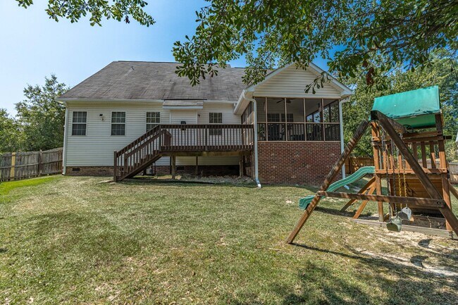 Building Photo - Gorgeous 4 Bedroom Home with Spacious Layo...