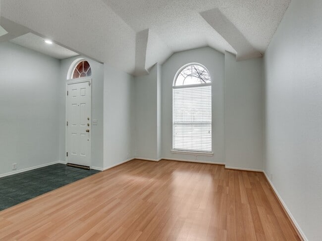 Building Photo - 4801 Holly Berry Dr