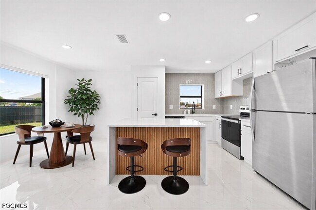 Building Photo - 2112 NE 1st Ave