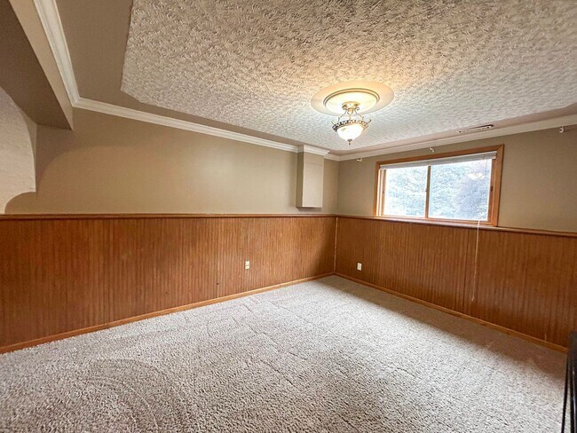 Building Photo - Move-In Ready 4 bed 2 bath off of West Circle Drive Available NOW!