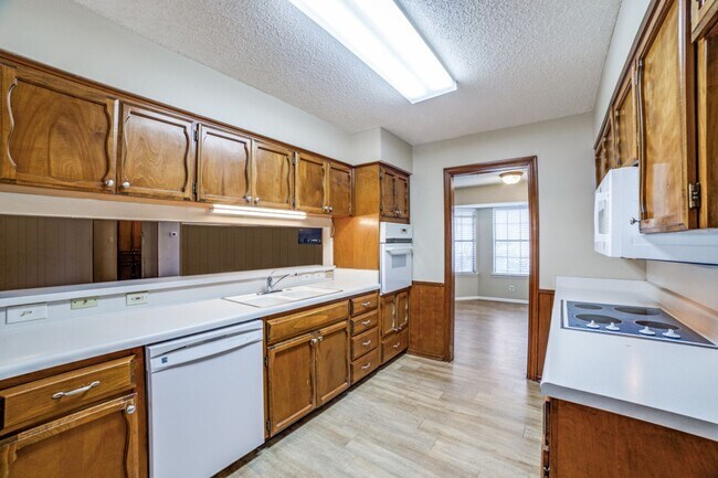 Building Photo - Thousand Oaks neighborhood! Over 1800 sqft!