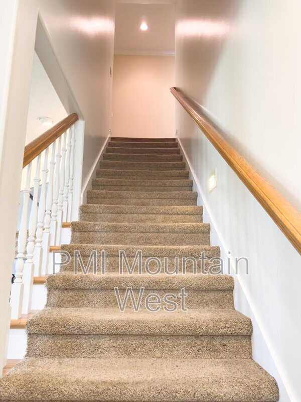 Building Photo - 49 E Fairway Dr