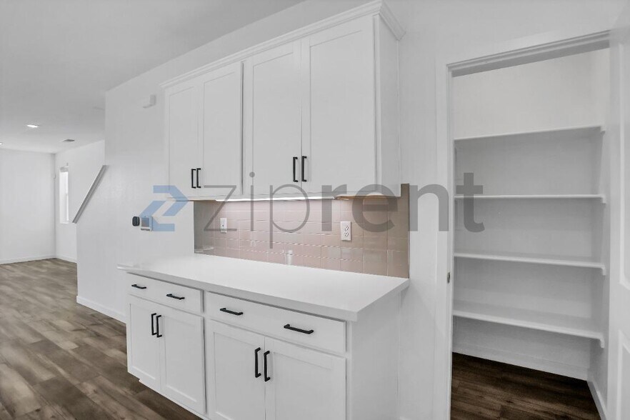 Building Photo - Unit