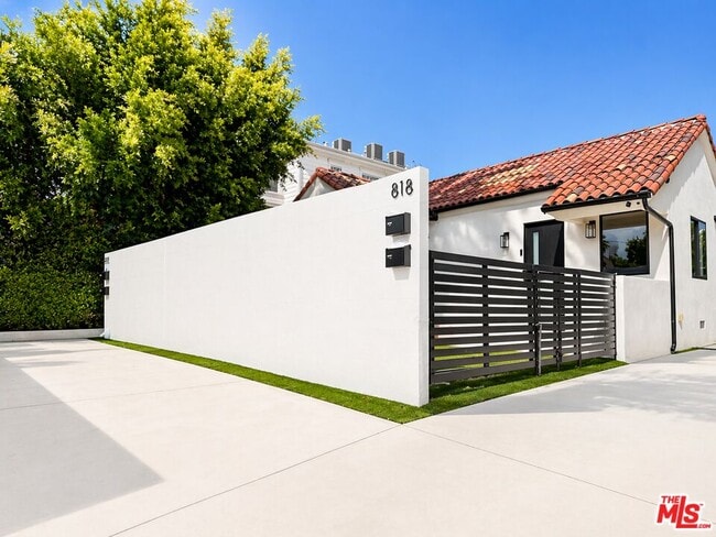 Building Photo - 818 N Genesee Ave