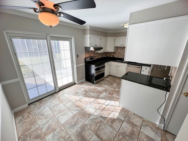 Building Photo - Charming Brick Townhome in Clemmons/Winston Salem w/ Community Pool!