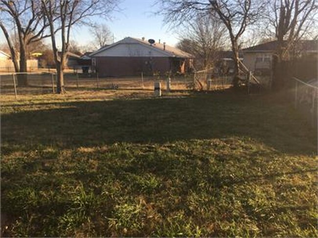 Primary Photo - Beautiful duplex in Moore for rent!