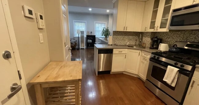 Entry / Kitchen - 35 Havemeyer St