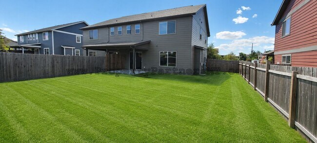 Building Photo - *** Modern *** 3 Bed 2.5 Bath Townhouse