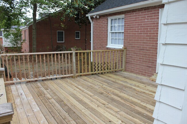 Building Photo - 3 Bedrooms 2 Full Bathrooms (one block fro...
