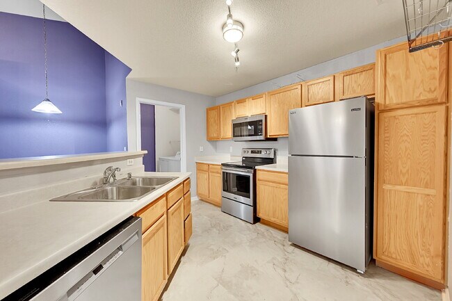Building Photo - $1,650- 1 Bed, 1 Bath Condo in Aurora with...