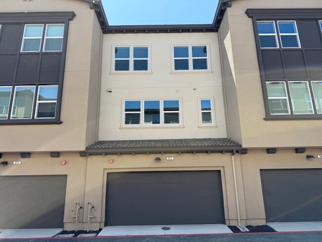 Building Photo - Brand New Townhome in Moonstone Community ...