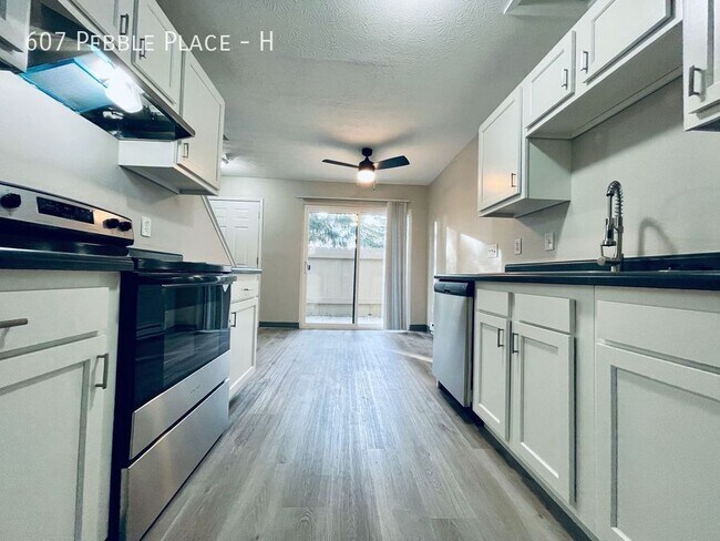 Building Photo - 607 Pebble Pl Dr