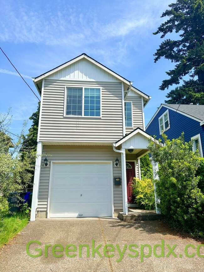 Building Photo - Awesome 3-bedroom 2.5-bathroom house in NE...