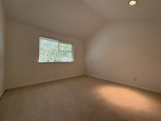 Building Photo - Spacious One Bedroom in Downtown Menlo Park