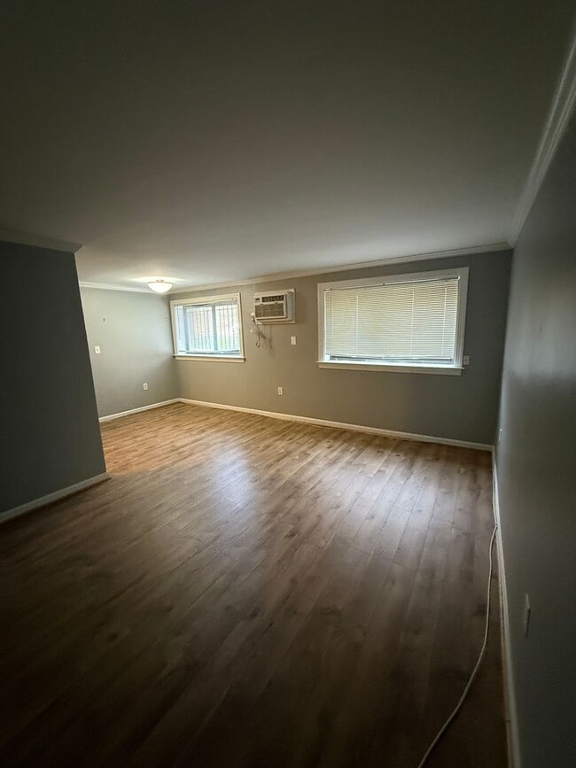 Building Photo - Cozy 1 Bedroom 1 Bathroom Condo- Conveniently Located at DC line