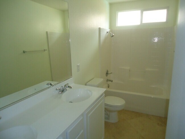 Building Photo - Huge 4 bedroom Masterpiece in the Terra Vista Community For Rent