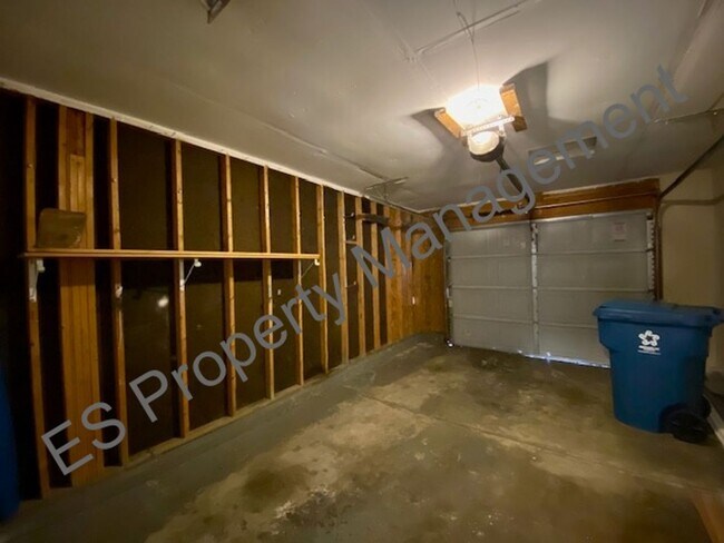 Building Photo - Great 3 Bedroom 2 Bathroom Ranch Style Hom...