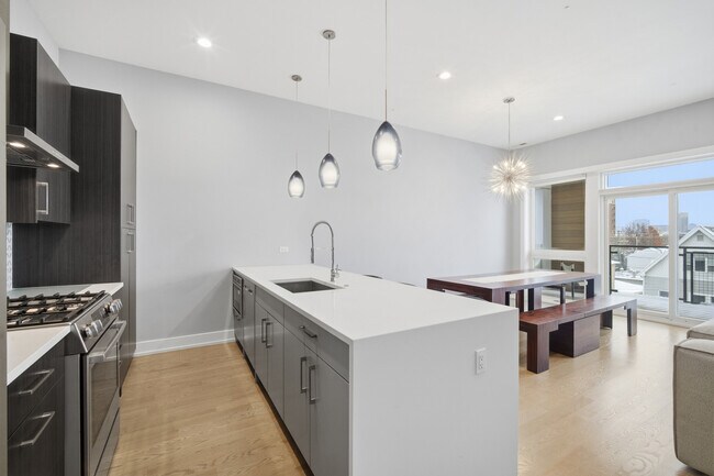 Building Photo - 725 W 17th St