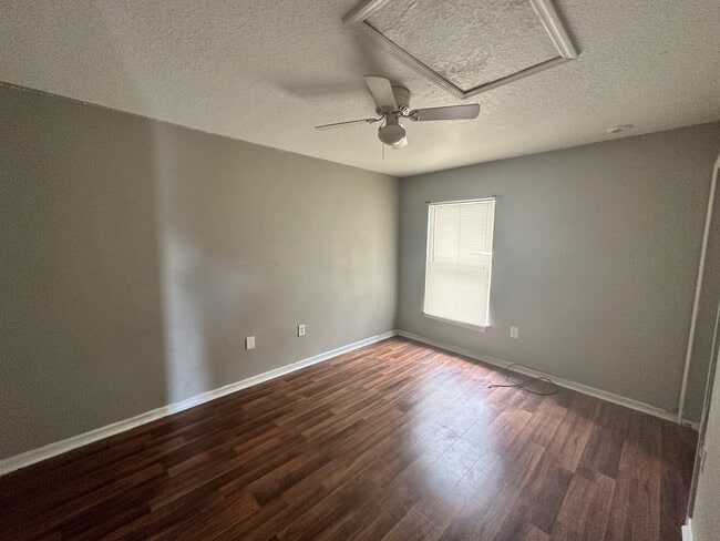 Building Photo - 2106 Aitkin Loop