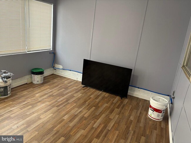 Building Photo - 657 Pine Hill St