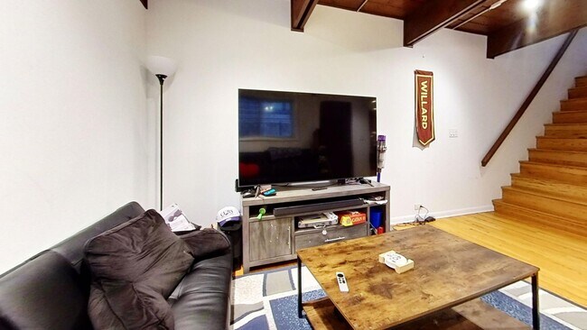 Building Photo - East Lakeview Duplexed Two Bedroom Two Bath
