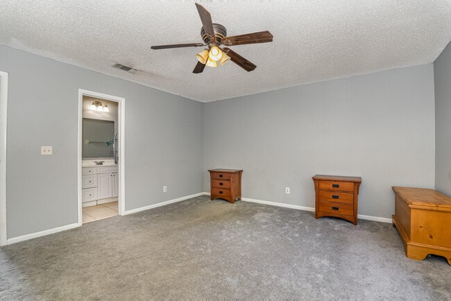 Building Photo - 3118 Manor Dr NE