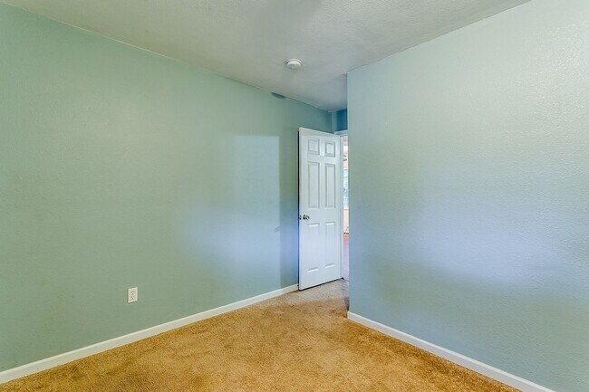 Building Photo - Ready for New Tenants- Large 3 bed, 2 bath...