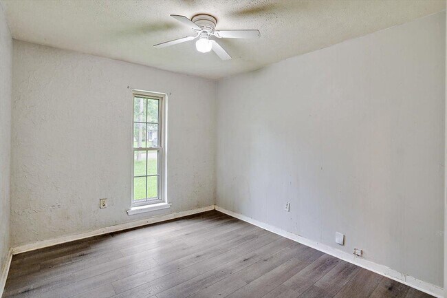 Building Photo - 757 Sandy Ln