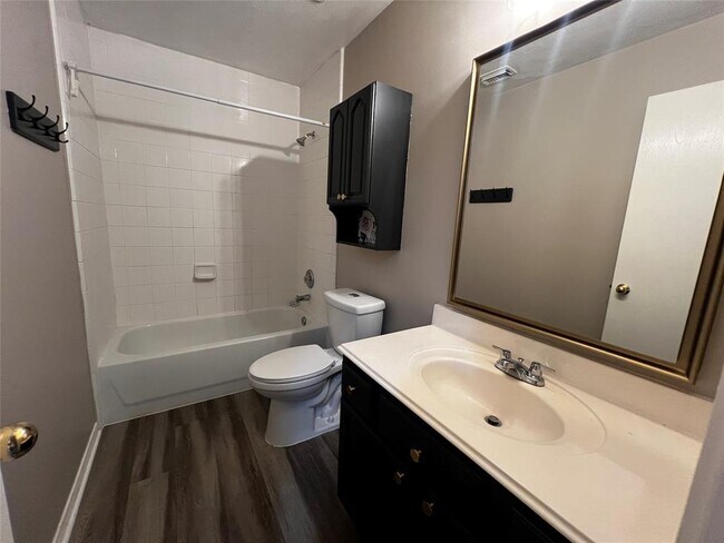 Building Photo - 2427 Halstead Dr