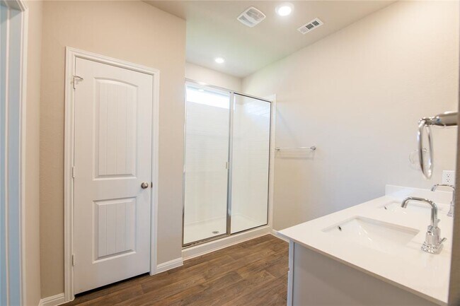 Building Photo - 106 Deep Eddy Cv