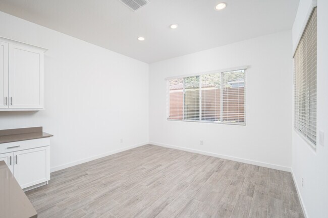 Building Photo - 3260 W Peak View Rd