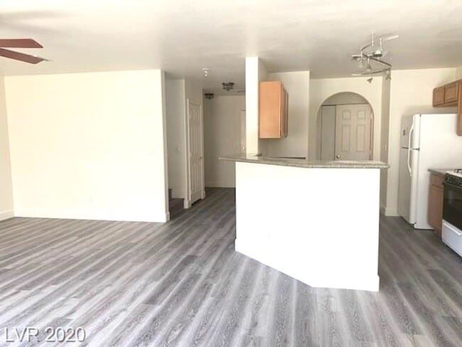 Building Photo - Gorgeous SW Las Vegas 3 beds, 2.5 baths. Luxury vinyl planks throughout.