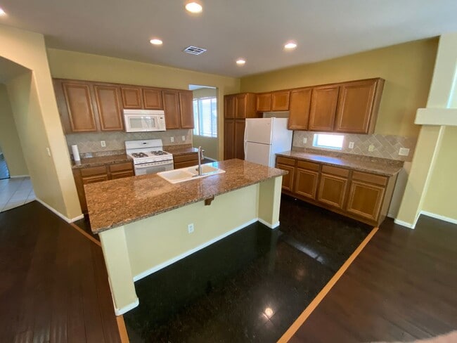 Building Photo - Beautiful 3 bed/2 bath home located in the...