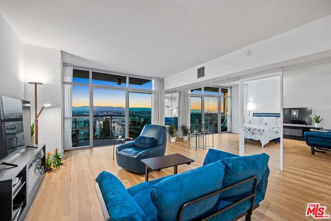 Building Photo - 13700 Marina Pointe Dr