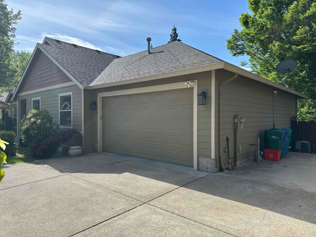 Building Photo - 16138 NE Wasco Ct