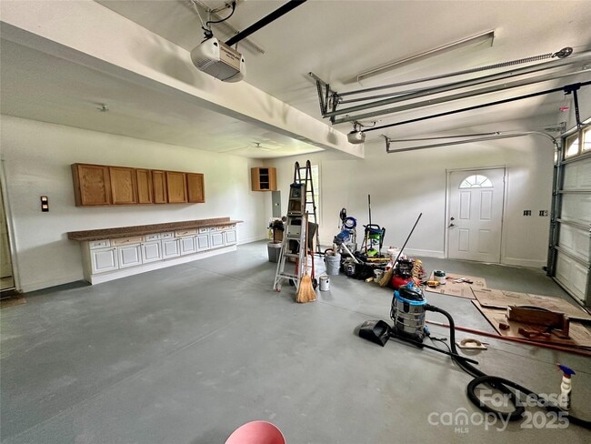 Building Photo - 8639 Willhill Rd