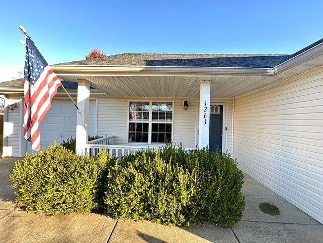 Building Photo - Fenced Backyard--Move-In Special: First mo...