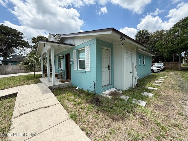 Building Photo - 216 9th St S