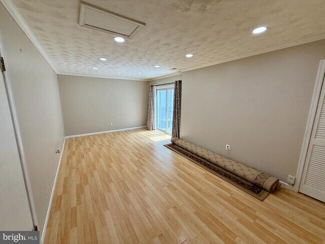 Building Photo - 553 Monet Dr