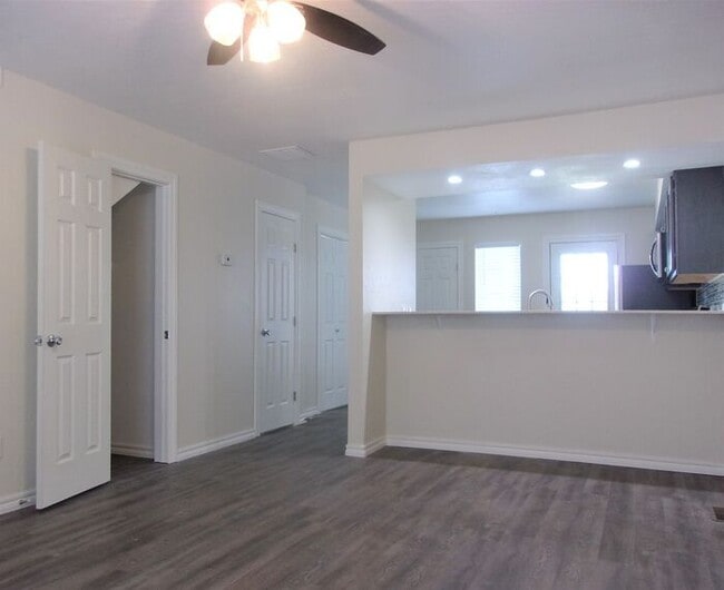 Building Photo - 2 BED 1.5 BATH TWO STORY TOWNHOUSE- WARR A...