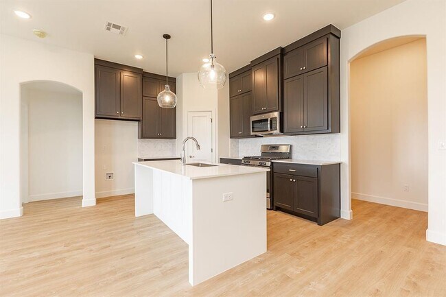 Building Photo - 127 Willow Grv Ln