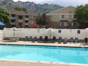 Pool with sundeck - Highland Pointe Apartments