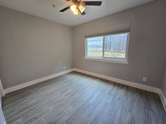 Building Photo - 2504 Manor Cir
