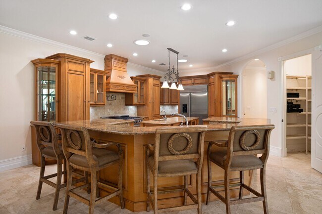 Building Photo - ** OAKES ESTATES ** 4 BED + DEN / 3.5 BATH...