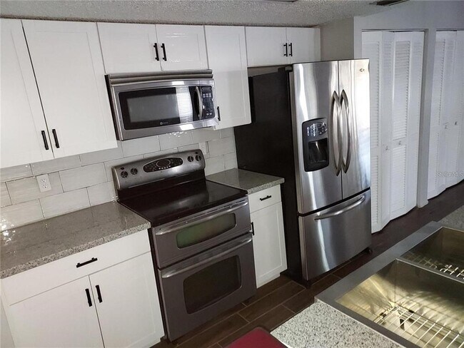 Building Photo - 2001 Groveland Rd