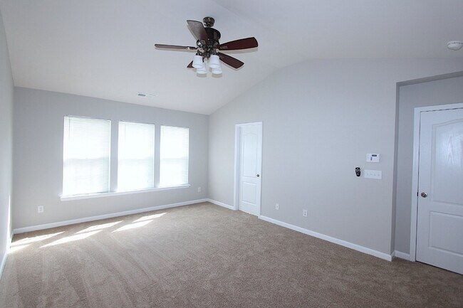 Building Photo - Well maintained 4 bedroom home with a golf course view!
