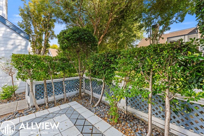 Building Photo - Beautifully Upgraded 2 Bed, 2 Bath + Den W...