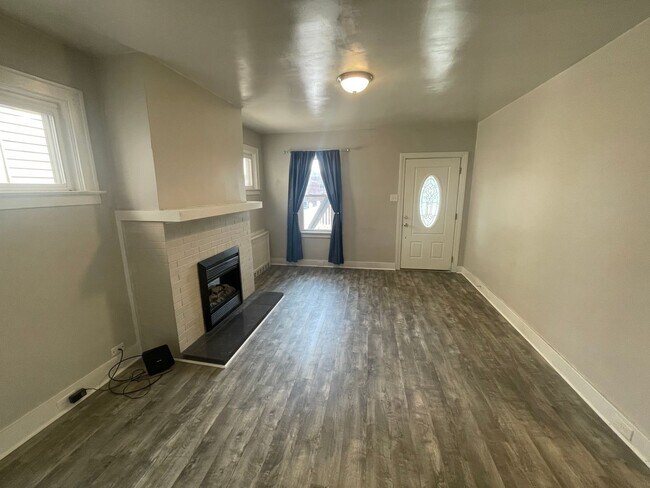 Building Photo - Spacious 3 Bedroom Home with Full finished Basement and Detached Garage!