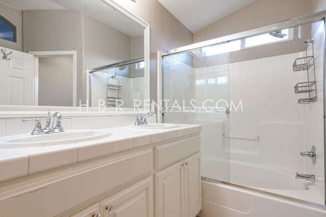 Building Photo - Bright Craftsman-Style 4 Bedroom Home in Q...